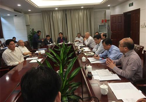 武漢建設(shè)監(jiān)理協(xié)會(huì)組織實(shí)施的工地?fù)P塵治理達(dá)標(biāo)檢查受到武漢市副市長(zhǎng)張光清的大會(huì)表?yè)P(yáng)