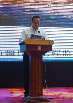 溫健同志主持大會(huì)